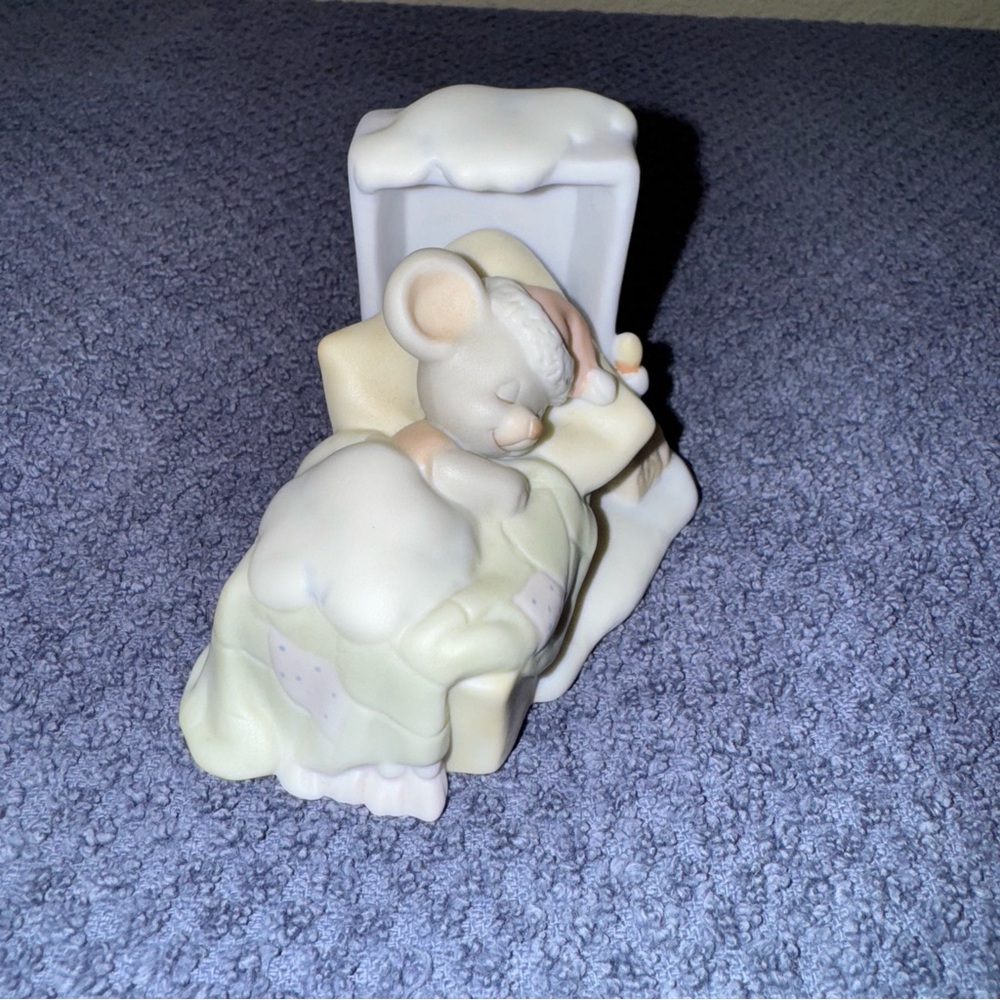 Precious Moments Adorable Mouse Figurine “Dreaming of a White Christmas”